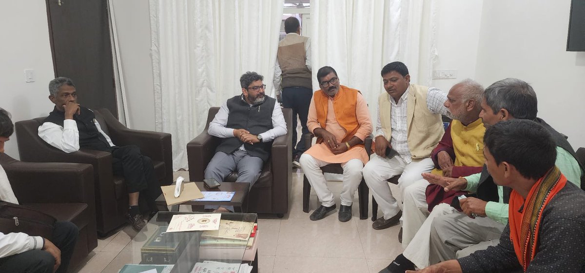 विधानसभा सत्र के दौरान भोजनावकाश में, पटना स्थित सरकारी आवास पर अपने क्षेत्र के सम्मानित नागरिकों के साथ आत्मीय मुलाकात एवं संवाद का अवसर प्राप्त हुआ।

<a href="/BJP4Bihar/">BJP Bihar</a>