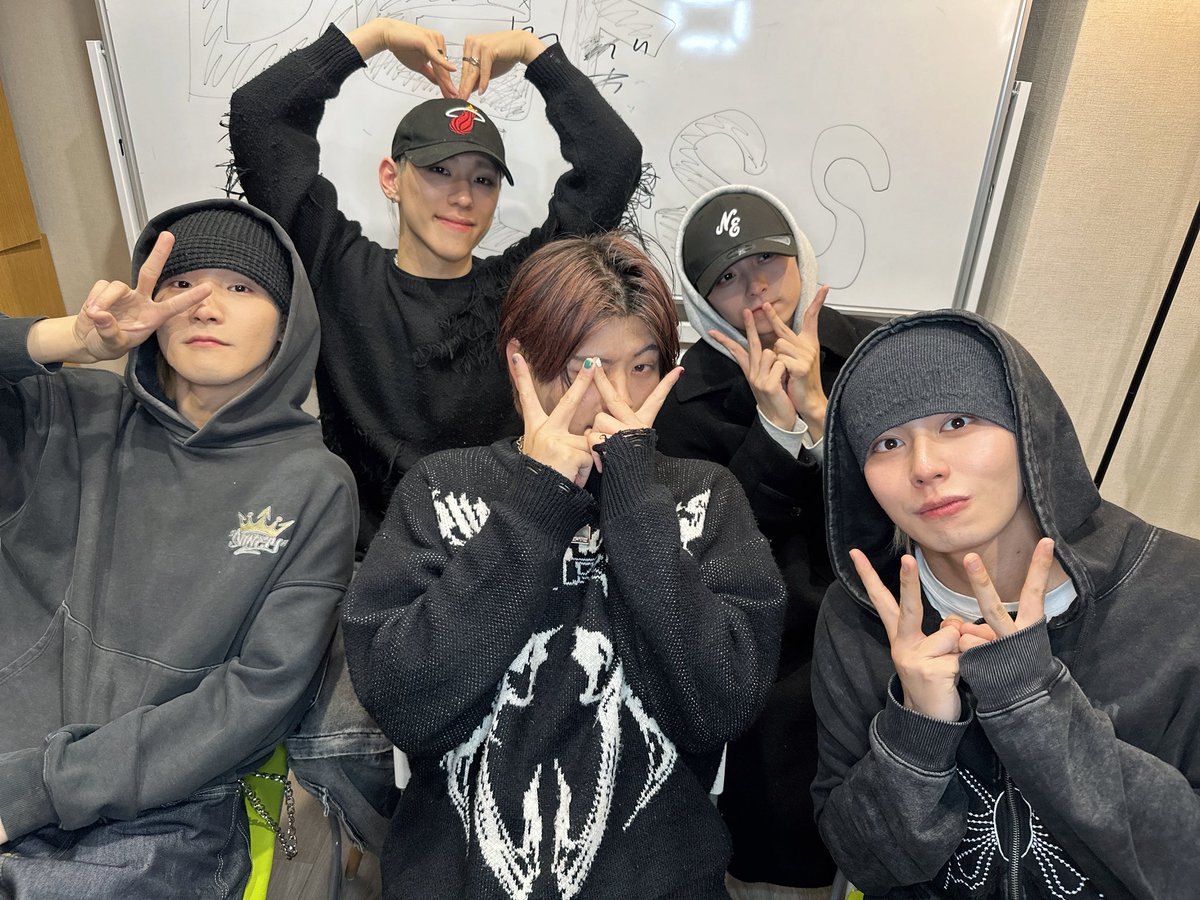 DefClass_'s tweet image. \ Thank you!!! /

『Represent』PV100万回再生記念配信ありがとうございました✨

本日21:00〜Stationheadにて
『AURA -OHL × Def Class Showcase-』セットリスト公開!!!
🎧share.stationhead.com/hjpet1d7kwih

"一緒に音楽を聴く時間"を作る場所
として是非ご参加ください!!!

#DefClass #Represent #レペゼン