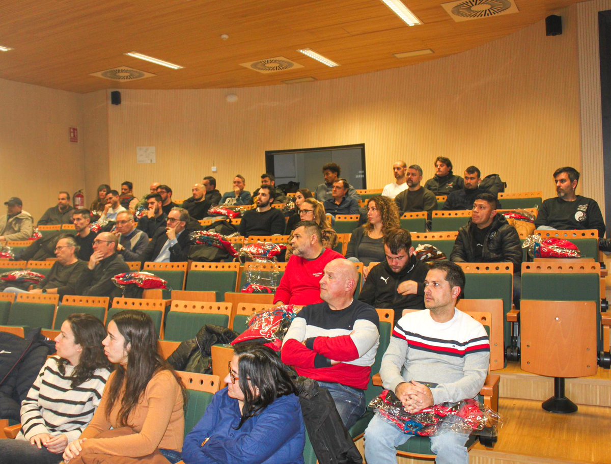RFFM_oficial's tweet photo. El alumnado de la 3ª Edición de las Jornadas de Dirección General Deportiva recibió este lunes sus diplomas en un acto celebrado en la Biblioteca Central de @AytoLeganes.

El presidente del Comité de @EntrenadoRffm, @serranonino, felicitó a todos por su desempeño en la formación. https://t.co/iRluCh38dF