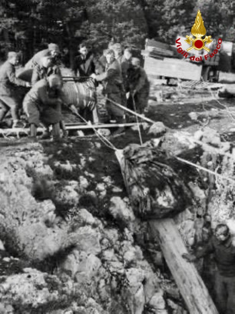 vigilidelfuoco's tweet image. In memoria delle vittime delle #foibe, in onore dei #vigilidelfuoco di Pola. 

Nel 1943, guidati dal maresciallo Harzarich, i pompieri affrontarono l'orrore calandosi fino a 146 mt di profondità per restituire identità e dignità a chi era stato gettato nell'oblio.
Utilizzando…