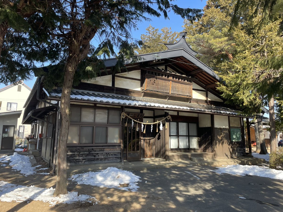 Bluff_Bakery's tweet photo. 塩尻市内にて、原新田第二公民館。
隣接する神社の社務所を兼ねていそうだけど、本棟造りの公民館とは😳
#民家探訪 https://t.co/vNxIgp1GZD
