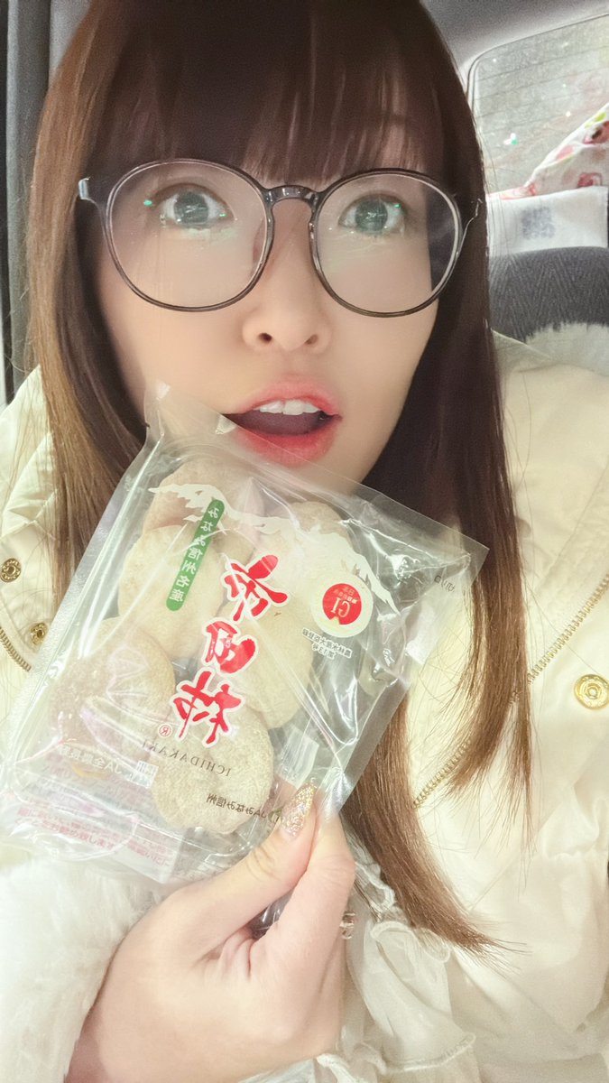 バレンタイン逆チョコ流行ってるらしいよ🍫🤍✨笑笑

めちゃめちゃ嬉しいあまいもの大好きなので溜まりません〜(*>∀<)ﾉ))🤍✨

 #バレンタイン  #ファンミ