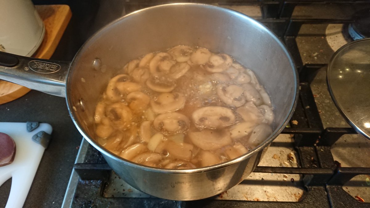 Bambigoesforth's tweet image. Greetings from the Mobile Chapel of St Scholastica on St Scholastica's feast day. We're having mushroom soup made with unwanted vegetables. Prayers for peace and a fairer world. Happy feast!
#soup #vegetables #prayer #peace #reducefoodwaste 🙏