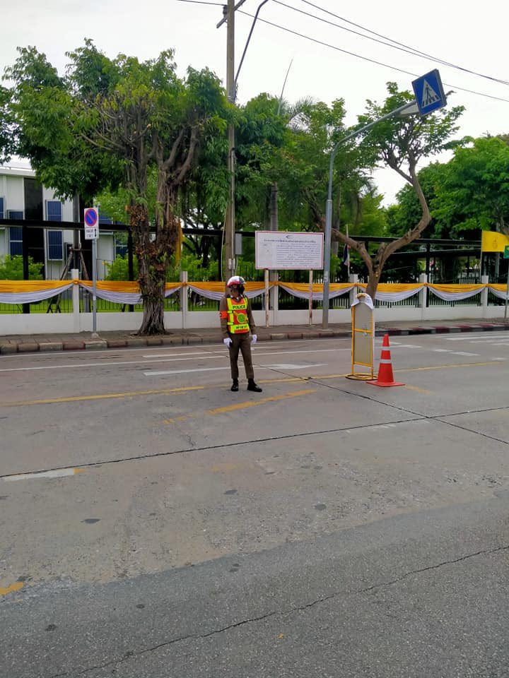 TrafficLovee's tweet photo. ไปเจอที่นึง อาสาจราจร แต่งโครตเหมือนจราจร สน. โครตอยากขอไปสมัครทำหน้าที่นี้เลย ถ้าได้แต่งแบบนี้นะ จะใส่เต็มยศทั้งวัน ขอไปยืนจราจรจุดโหดๆ มีพี่ตำรวจจราจรคนไหน สนใจรับสมัครทาสทำหน้าที่อาสาจราจรไหมครับ https://t.co/Z8oFsBk99g