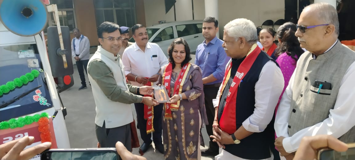 dcpuarvalli's tweet photo. બાળ વિવાહમુક્ત ભારત અભિયાન અંતર્ગત ગામડાંઓમાં જાગૃતતા લાવવા અર્થે આજરોજ ગાયત્રી સેવા સંસ્થાન સાથે સંકલન કરી માન.કલેક્ટરશ્રી તથા DDOશ્રીના હસ્તે કલેક્ટર કચેરી મોડાસા ખાતેથી બાળલગ્ન મુક્ત જાગૃતિ રથનું પ્રસ્થાન કરાવવામાં આવ્યું @CollectorArv, @DdoArvalli, @SP_Arvalli https://t.co/eYtvxQPYrg