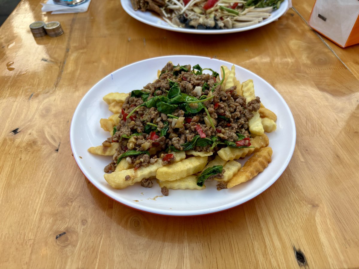 Fusion food. Krapow and chips.