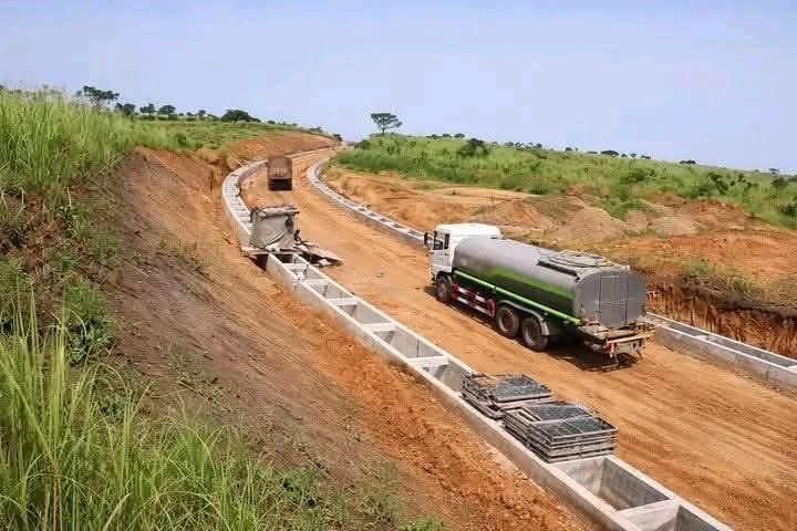 kajasarah18's tweet photo. #RDC :@fatshi13 le bâtisseur
#Kwilu, #idiofa, la route Ingudi–Idiofa, actuellement en construction pour désenclaver la région d’Idiofa.
Un chantier stratégique pour améliorer la mobilité, stimuler les échanges et favoriser le développement local. https://t.co/99MPDf6h7V