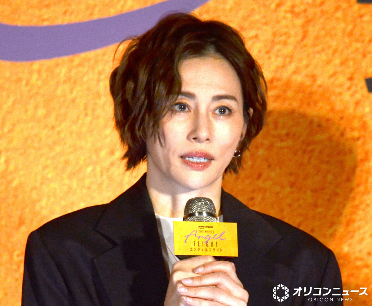 oricon's tweet image. 米倉涼子、顔がやつれる
時おり笑顔を見せるも神妙な面持ち
oricon.co.jp/news/2435773/f…

不起訴処分後初の公の場となる『エンジェルフライト THE MOVIE』舞台挨拶に登場。表情は固く、頬はややこけてやつれていたが、遠藤憲一からエールを送られると緊張がほぐれたのか、その後は時おり笑顔も見せていた