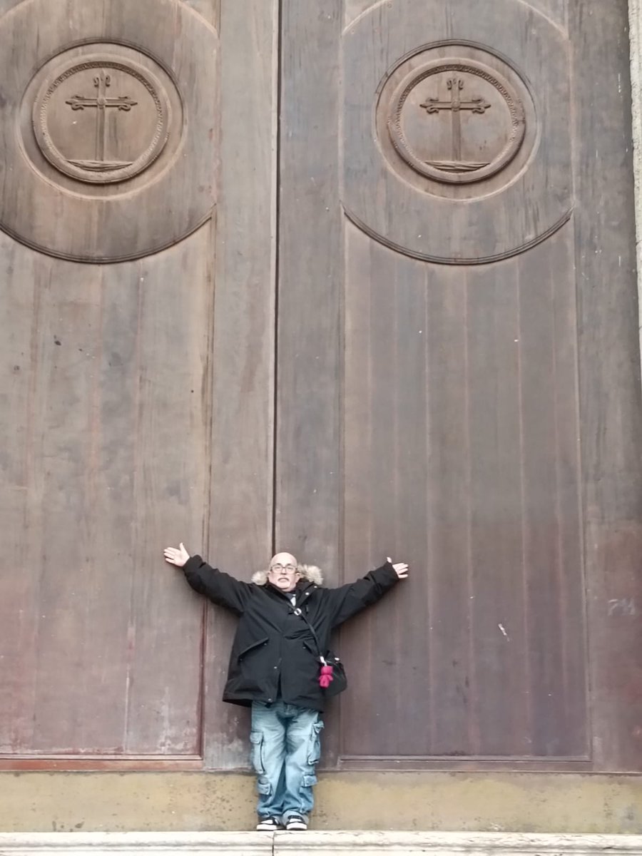 Entrar a la catedral te deja literalmente crucificado jaja
