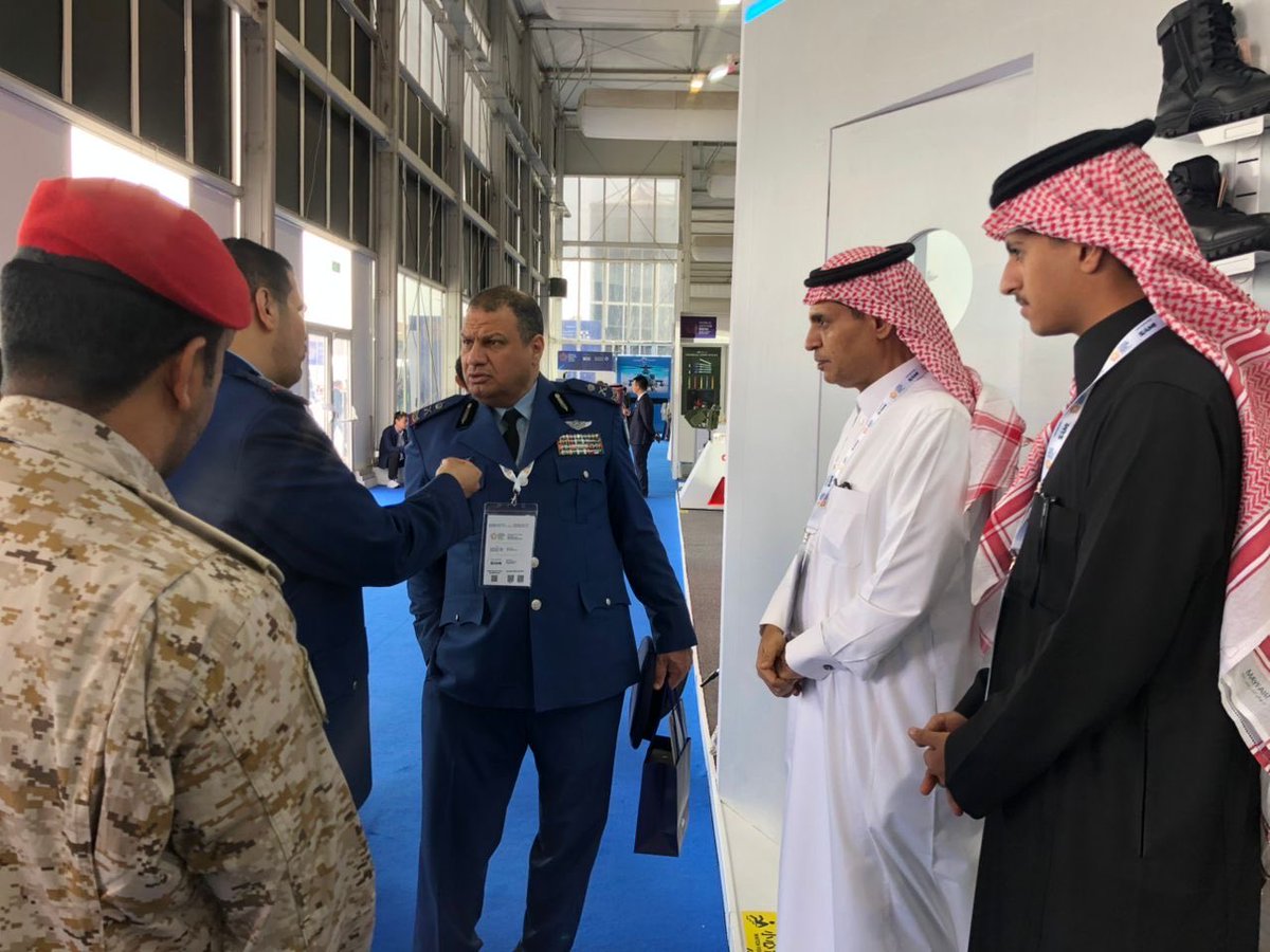 futuretrust_co's tweet image. جانب من زيارة القادة العسكريين لجناح الشركه في معرض الدفاع العالمي بالرياض2026