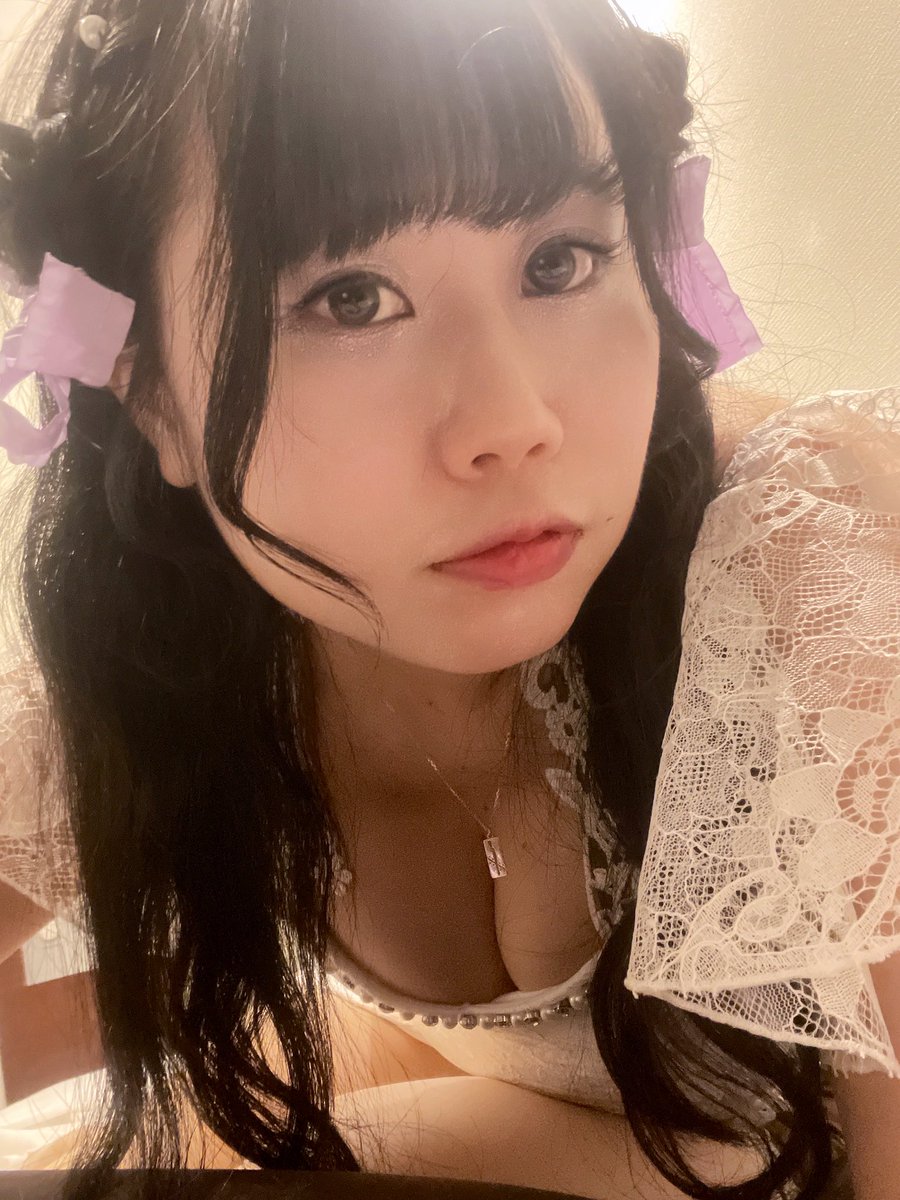 大阪のお宿で何の気なしに自撮りしたら、期せずして暫定人生ベストショットが撮れたのでご査収ください🤲✨
そして...あの...ほ、褒めてください🥺🙏✨(とんだジャイアニズム...😇！！)