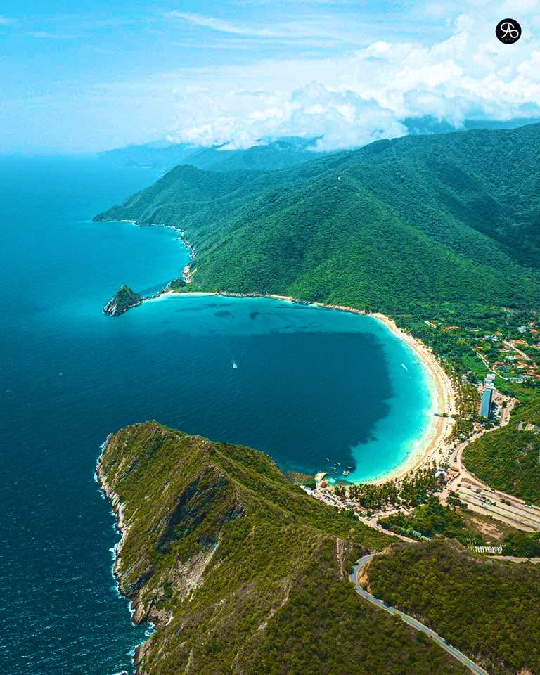 Maravillosa panorámica 
BAHÍA DE CATA en las costas del Parque Nacional Henri Pittier… Edo Aragua 🇻🇪🇻🇪🇻🇪🇻🇪🇻🇪🇻🇪🇻🇪🇻🇪🇻🇪🇻🇪🇻🇪🇻🇪
📸 <a href="/visualsaab/">saabvisual</a>