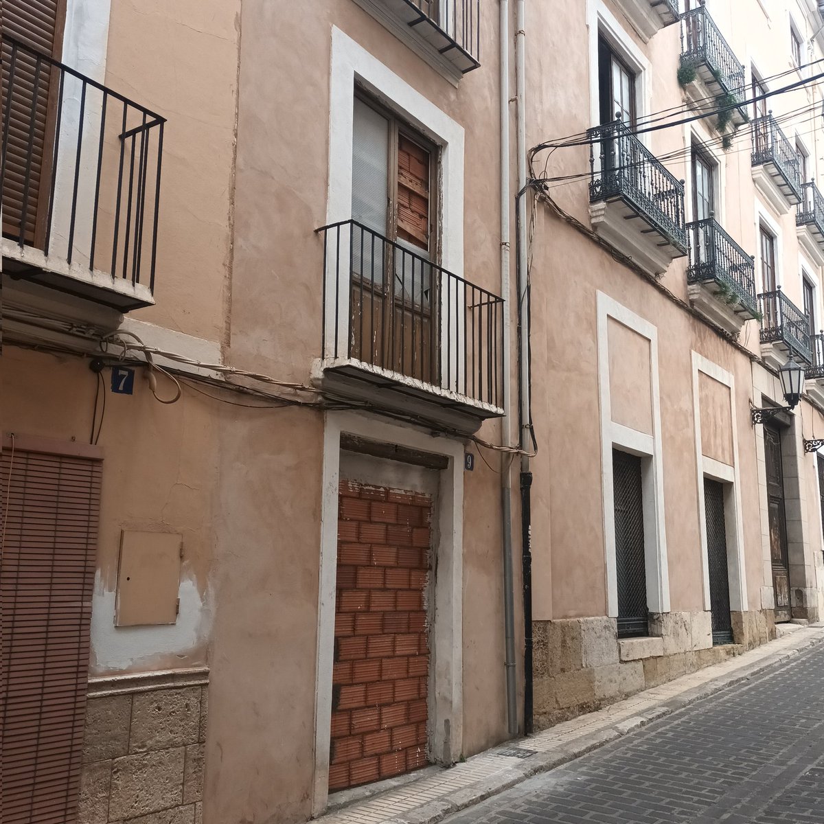Així han de tapiar portes,balcons i finestres en el nucli antic de #Xàtiva per evitar la "okupació" de les cases. Una greu desprotecció i inseguretat, a més d'una imatge lamentable per a un conjunt històric-artístic visitable <a href="/Xativa/">Ajuntament de Xàtiva</a> <a href="/generalitat/">Generalitat</a> <a href="/DelegGobCVA/">Delegación del Gobierno en la Comunitat Valenciana</a>