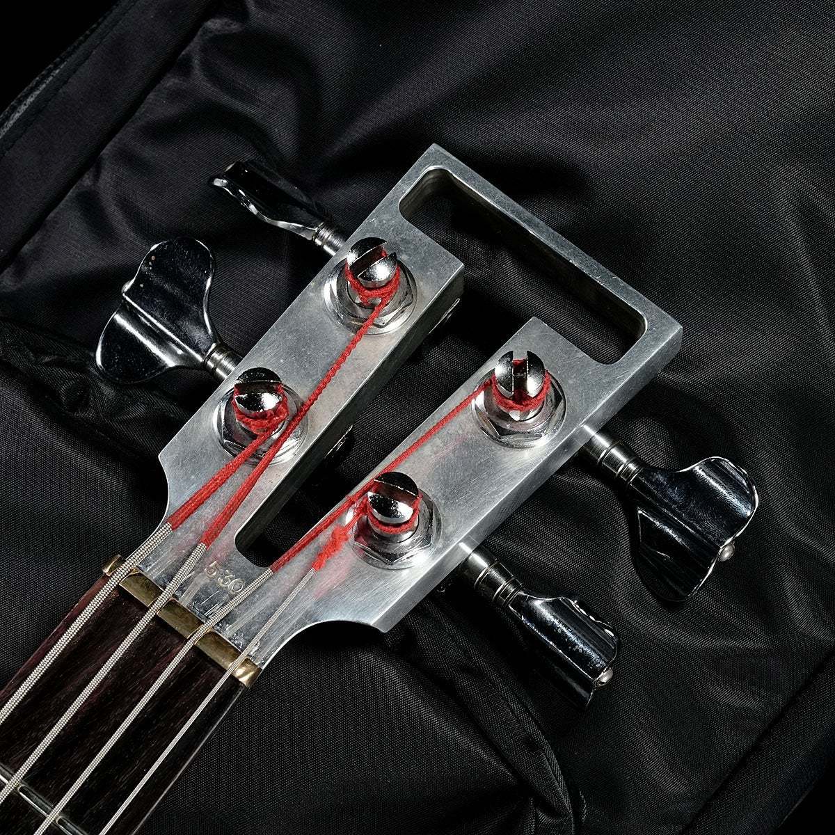 1484shibuya's tweet image. TRAVIS BEAN / TB-2000

冬はひんやり...。
アルミで一体化された独自構造により、
脅威のウルトラスーパーロングサスティンを実現、ピアノのような美しいブライトな音色と、タイトなミドルが持ち味のひとつです。
#TRAVISBEAN #BASS