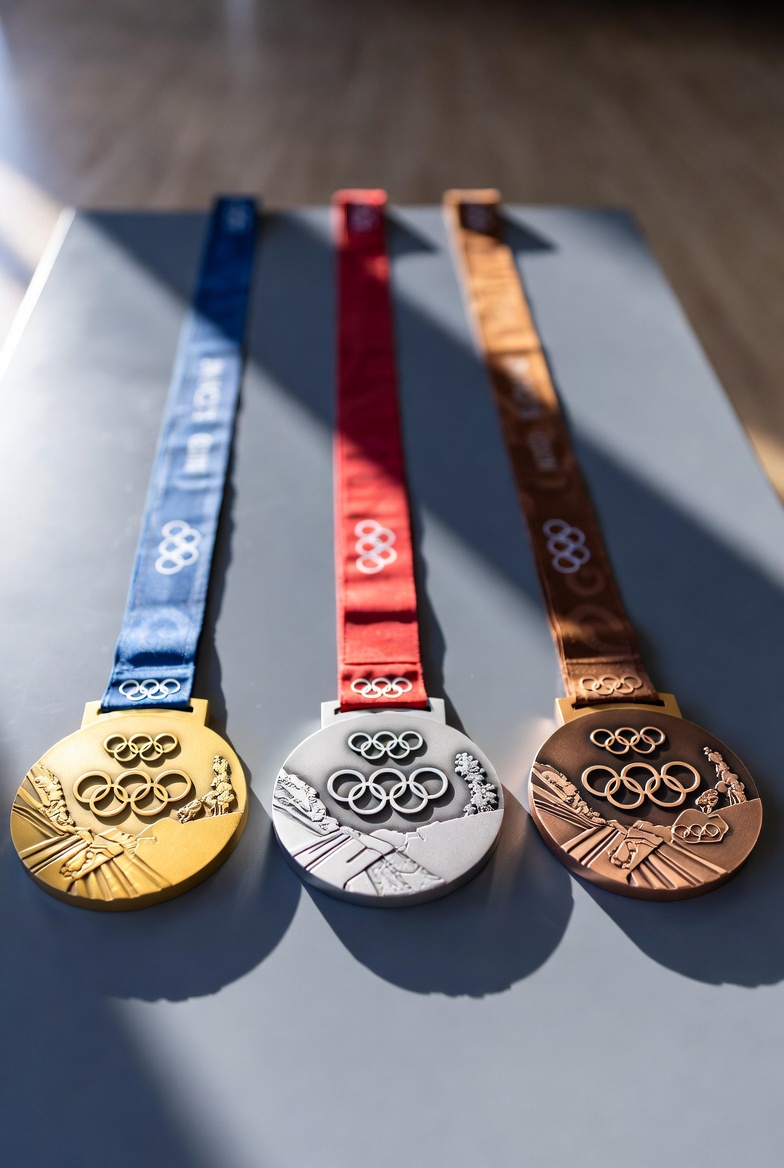 Das bekommen Athleten für ihre olympischen Medaillen:

Polen          🥇170.000€  🥈135.000€  🥉100.000€
Italien         🥇160.000€  🥈  n.b.            🥉   n.b.
Ungarn       🥇142.000€  🥈101.000€  🥉   83.000€
Spanien     🥇  94.000€  🥈 48.000€  🥉   30.000€