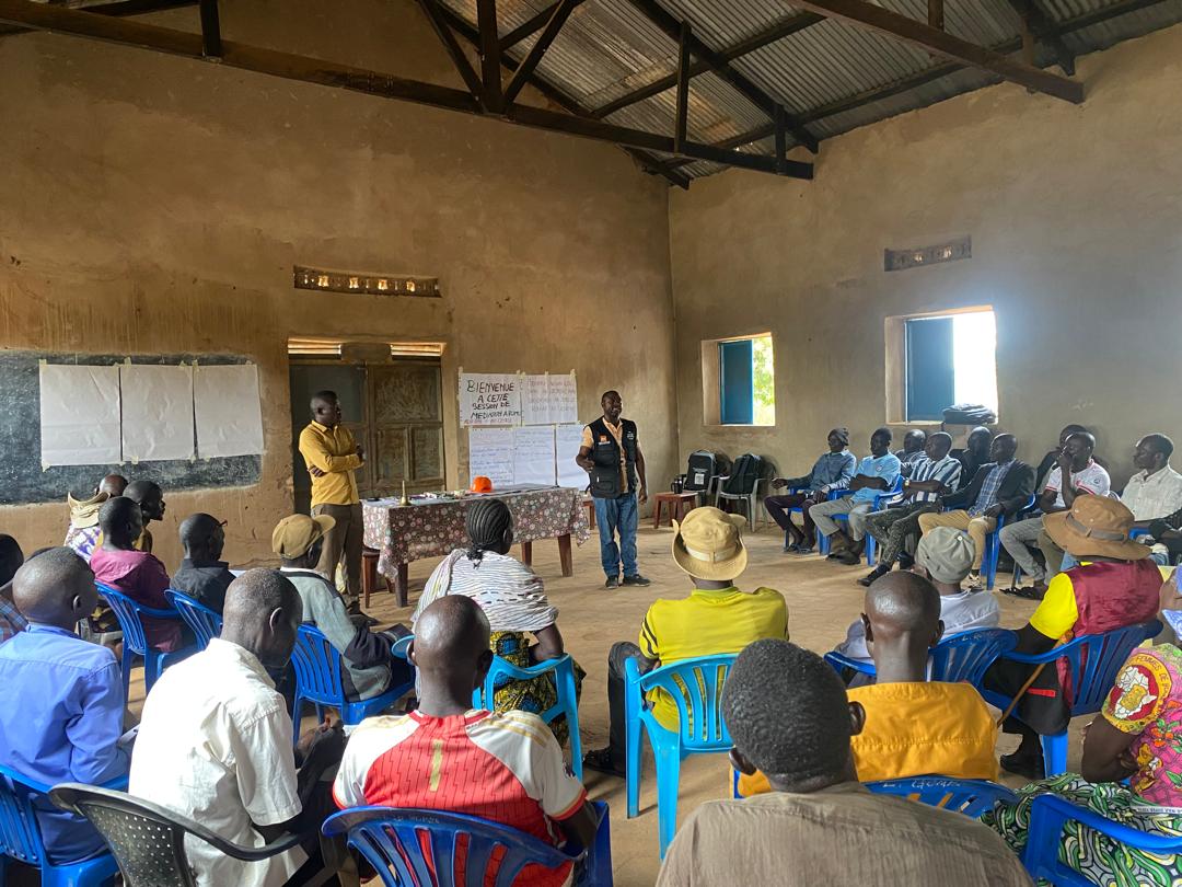Nashiriki2's tweet photo. Ituri, Territoire d'Aru: Depuis les années 1990, un conflit foncier opposait Adibani &amp; Abiziku autour de la colline Adibani. Du 29–31 janv. 2026, une médiation du projet #NashirikiII 🇪🇺 a permis la signature d’un accord de paix et des engagements pour la cohésion sociale. #Paix https://t.co/EdOmvuBAw9
