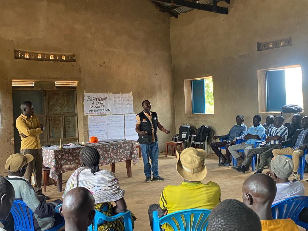 Nashiriki2's tweet photo. Ituri, Territoire d'Aru: Depuis les années 1990, un conflit foncier opposait Adibani &amp; Abiziku autour de la colline Adibani. Du 29–31 janv. 2026, une médiation du projet #NashirikiII 🇪🇺 a permis la signature d’un accord de paix et des engagements pour la cohésion sociale. #Paix https://t.co/EdOmvuBAw9