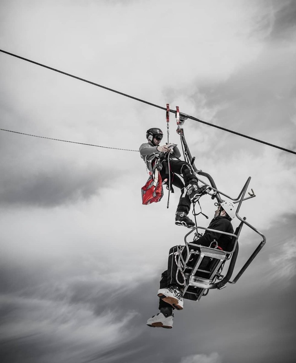 En el #DiaMundialDelPistero, primeros intervinientes y profesionales de la emergencia, el rescate y garantes de la seguridad en una estación de esquí. Dsd aquí nuestro reconocimiento y más aún este año q han sido determinantes para la localización d personas sepultadas por aludes
