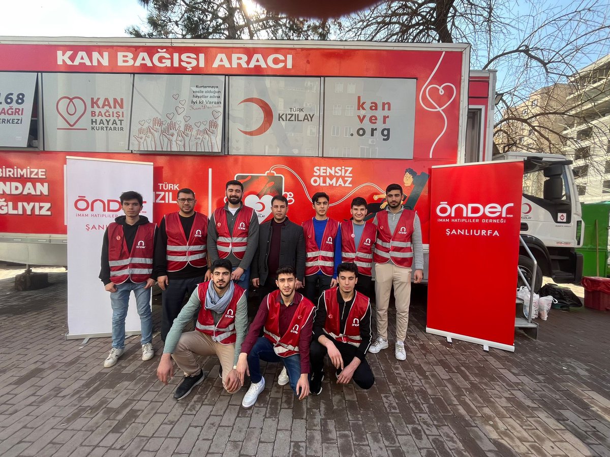 genconderurfa's tweet photo. Türk Kızılay, ÖNDER ve Genç Önder iş birliğiyle düzenlenen kan bağışı programı, “Bir canı kurtaran, bütün insanlığı kurtarmış gibidir” anlayışıyla gerçekleştirildi. 🩸
Bağışlanan her ünite kanın, şifa bekleyen kardeşlerimize sadaka-i cariye olmasını temenni ediyoruz. 🤍 
#Kızılay https://t.co/epjIMncG3W