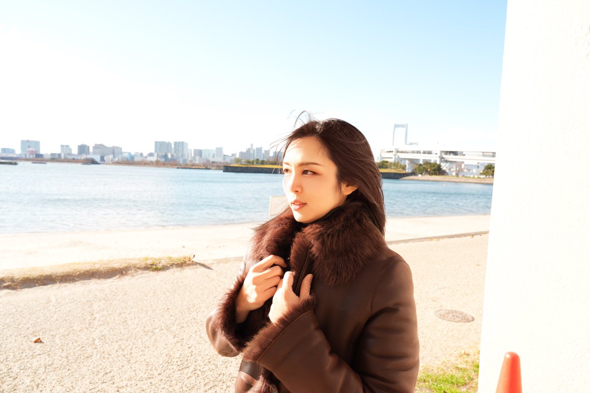 HashimotoKotoe's tweet photo. 憲法改正への挑戦を高市早苗総理が発表された。
そこで、なぜ今、憲法改正が必要なのか、軍事技術の進歩に憲法解釈は対応できているのかなど、6人+1(胎児)の子供を育てる母親のワシの立場から、みんなに分かりやすく伝えるぞ。それは「一度攻撃されたら終わり」という技術じゃ。

憲法改正は、集団的自衛権の話がメインじゃ。

何故ならば、これがワシらの命を左右するからな。

集団的自衛権とは、同盟国が攻撃されたら、自動的に日本は参戦する、という「約束」のことを言う。

現在の日本では、戦後ながらく集団的自衛権は否定されていたが、安倍政権のとき2014年にようやく厳格な条件の下で、集団的自衛権が認められたが、

この「条件」が2019年に登場した「新しい軍事技術」に対応できていないんじゃ。

集団的自衛権の発動には、以下の三条件が満たされる必要がある。

１　我が国に対する武力攻撃が発生したこと、又は我が国と密接な関係にある他国に対する武力攻撃が発生し、これにより我が国の存立が脅かされ、国民の生命、自由及び幸福追求の権利が根底から覆される明白な危険があること

２　これを排除し、我が国の存立を全うし、国民を守るために他に適当な手段がないこ��

３　必要最小限度の実力行使にとどまるべきこと

　何が問題かというと、この「武力攻撃が発生したこと」、つまり、一発目は攻撃されないと、自衛できないというルールにある。

実は、この条件が制定された当時(2014年)の軍事技術では、「核ミサイルは頑張れば撃墜できる」という前提があった。

当時の核ミサイルは、成層圏近くまでミサイルで核弾頭を打ち上げて分離して、

核弾頭が慣性の法則で自由落下してくるのを「計算」して、迎撃ミサイルで撃ち落とすやり方だった。

つまり、「迎撃できる」という前提のもと、「武力攻撃されたら発動」というルールになったわけだな。

ところが、2019年に人類史上初の新型核ミサイルが登場した。アヴァンガルド型じゃ。

これは2023年に中国に技術供与され、中国も同様の性能のミサイルを保有しているとされる。

これな、最大マッハ21の速度で加速して自由飛行して、滑空して着弾するのよ。

つまり、旧来の核ミサイルは自由落下するので物理法則に従って着弾地点が「計算」できるため迎撃できたが、

新型ミサイルは「自由飛行」するため、どのような経路なのか、目標地点はどこなのか、「計算できない」わけ��ゃ。

つまり、迎撃できない。そして、マッハ21がでるから、発射から数分以内に着弾する。

日本は、東京・名古屋・大阪・福岡の一本の帯状におよそ６０００万人が住んでいる。

ここの「新型ミサイル波状攻撃」を第一撃でされたら、もう終わりなわけ。

そう、つまり、従来の安保法制(2014年)は「まず一撃を受けてから自衛」であり、

その一撃は「迎撃できる」という前提での立法なんじゃが、2019年からは「最初の一撃を受けたら戦争は終わりで大敗北」になったわけじゃ。

ところがだ。

現在の���法だと、どうしても「まず最初にやられる」ことが自衛権の前提となっている。

これは、海上保安もそう。刑法上の正当防衛と同じ要件だから、「まず海上保安官が一人以上殺されてから」という前提でしか防衛できない。

しかし、世界は違う。

国連憲章第51条では、「個別的又は集団的自衛の固有の権利を害するものではない」明記してあるし、

日本が世界と講和したサンフランシスコ平和条約でも、「日本国が集団的安全保障取極を自発的に締結することが出来ることを承認する」と決めている。

でも、日本は戦後、ずっと集団的自衛権を否定的にとらえてきた。

吉田茂首相(当時)は、「国家正当防衛権に依る戦争は正当なりとせらるるやうであるが、私は斯くの如きことを認むることが有害であると思ふのであります」（昭和21年6月28��　第90回帝国議会）

「他国の安全のためにわが国の兵力を用いるということは、これはとうてい憲法9条の許すところではあるまいというのが、われわれの考え方でございます」(昭和44年2月19日　内閣法制局長官　高辻正己)

結局な、憲法9条の下において許容されている自衛権の行使というものは、

日本を防衛するため必要最小限度の範囲にとどまるべきもので、集団的自衛権を行使することは、その範囲を超えるものであって、憲法上許されないって話じゃ。

でもな、これらが議論された当時、核ミサイルさえなかったからな。

核攻撃は時速数百キロの飛行機が数時間かけて運搬するやり方だった。

でもな、いまは「5分くらい」しかないんじゃ!

開戦して新型ミサイル発射、5分後の着弾、6000万人死亡、国家機能喪失。

これ。わかる？　

「武力攻撃を受けてから自衛権」とかいう話じゃなてく、「武力攻撃を受けたら日本は終わり」なんじゃ。

だからこそ、「武力攻撃の兆候」で集団的自衛権を発動せねばならん。

拳銃を撃たれたら自衛、ではなく、拳銃を向けられたら自衛、という話にせねばならん。

なぜならば、一撃で6000万人の日本人が殺害されるから!

日本国憲法が制定された当時、北朝鮮も中華人民共和国も、核ミサイルも存在していない世界だったんじゃ。

でも、いまは違うよな。

時代とともにルールはアップデートしなければ、本当に危ないんじゃ。

これからな、スパイ防止法とか憲法改正とかで、右翼だの軍国主義だの謂れのない非難を高市総理に浴びせてくる者がいると思うが、

これはな、「右翼とか左翼」の問題ではない。

「人間としての権利」を回復させるか否か、という話なんじゃ。

共産国から自由主義国まで当たり前に認められている集団的自衛権が、なぜ日本では制限されているのか。

これは、権利回復の戦いなんじゃ。

人間としての権利を日本人だけが制限されておるんじゃ。

集団的自衛権はな、基本的人権じゃ!

戦え!　人間としての権利を取り戻せ!　憲法改正だ!

----------------------------------------
【あと565人で供託金がたまる!】

ワシの書いた大ヒット作『われ正気か！』がAmazonから読み上げ配信になった! (0円登録・解約自由・速聴可能〕

【0円登録】 
ワシの今後の政治資金になるから、下のリンクをクリック→「今すぐ登録する」をクリックして登録→「われ正気か」の検索を頼む！ いつでも解約できるので登録だけしてくれたら嬉しい！　お願いな！
 https://t.co/13ZRWwjN2Q 

（速聴（倍速で聞くこと）はボケ防止にいいぞ！ワシの祖父母も毎日していた。ワシは12才���ら18才まで毎日速聴して予備校にいかず旧帝に現役合格したから頭の筋トレなんじゃ） 

ワシの書いた「新大東亜戦争肯定論」は、歴史カードをこれ以上外交問題にさせないため、歴史認識の正常化こそ日本復活のカギとなる、という考えで6人産み育てる中で一生懸命書いた。 ぜひ読んで日本人として正しい知識をゲットして頂きたい！
https://t.co/VWbOnrHHax

既に読んだ人も地元図書館にリクエストして応援してな!

写真は遠い目で海をみているワシじゃ。