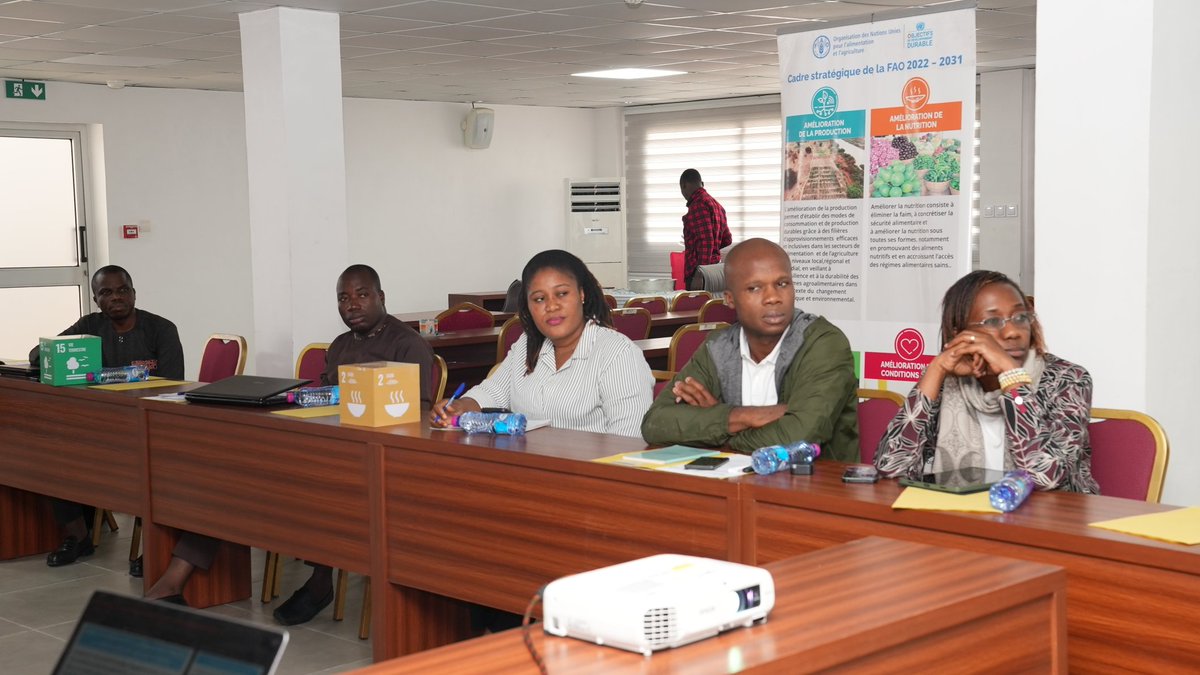 FAOauTogo's tweet photo. 📍#Lomé
Du3⃣-4⃣/0⃣2⃣, @FAOauTogo accompagne le #Togo dans la validation technique des rapports d’étude sur l’engagement du secteur privé, les PPP et la faisabilité économique des investissements climato-résilients dans l’agriculture avec @CommercegouvTg.
#NAPReadiness #ODD13
1/2 https://t.co/8bmLdU5Lkv