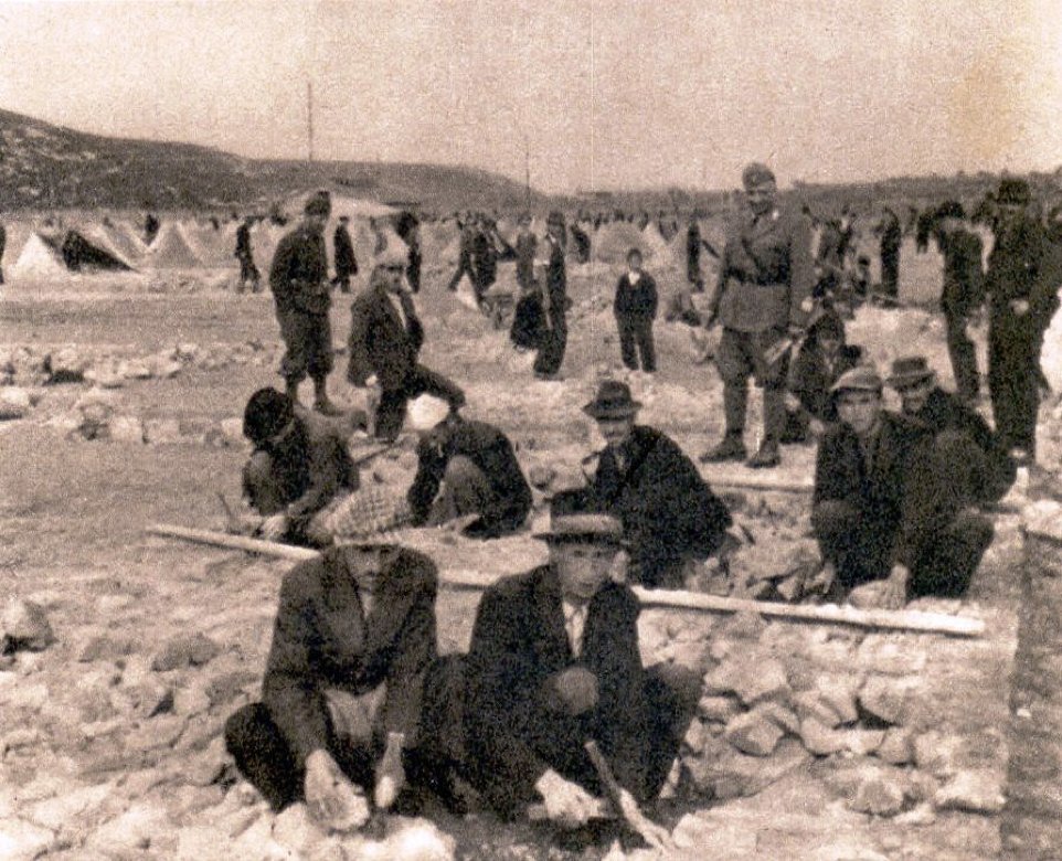 casacasala's tweet photo. #Giornodelricordo
La causa delle foibe.
Campo di concentramento di #Arbe (Croazia) dei colonizzatori fascisti tra il ’42 e il ’43, il peggior luogo di internamento italiano della #WWII. In 15 mesi, morirono circa 1400 persone, tra cui 163 bambini.
Fu la #Auschwitz italiana. https://t.co/kPOp6yyI51