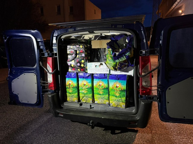 Gendarmerie_038's tweet photo. #contrebande
Les gendarmes du #psig de Vienne découvrent à bord d'un véhicule plus de 6000 parquets de cigarettes 🚬, de la maroquinerie👜ainsi que des denrées alimentaires
Individus présentés à la Justice et nourriture offerte aux Restos du Cœur
@Prefet38 https://t.co/12kvSMGGtH