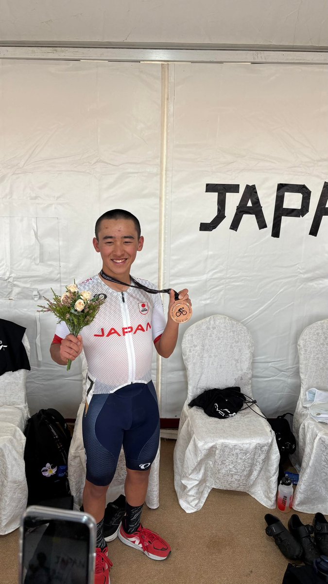 VC_FUKUOKA's tweet photo. 【速報】アジア選手権 男子ジュニア 3位🥉

この度、サウジアラビアで開催されているアジア自転車競技選手権ロードレースのジュニアカテゴリーにおいて、VC FUKUOKAユースOBの井上悠喜（松山学院高等学校）が3位表彰台に輝きました👏

ユウキ、おめでとう💫

明日はエリートカテゴリーに山本大喜選手（@Masaki_Yama_18 ）が参戦します！

こちらも応援よろしくお願いします🇯🇵