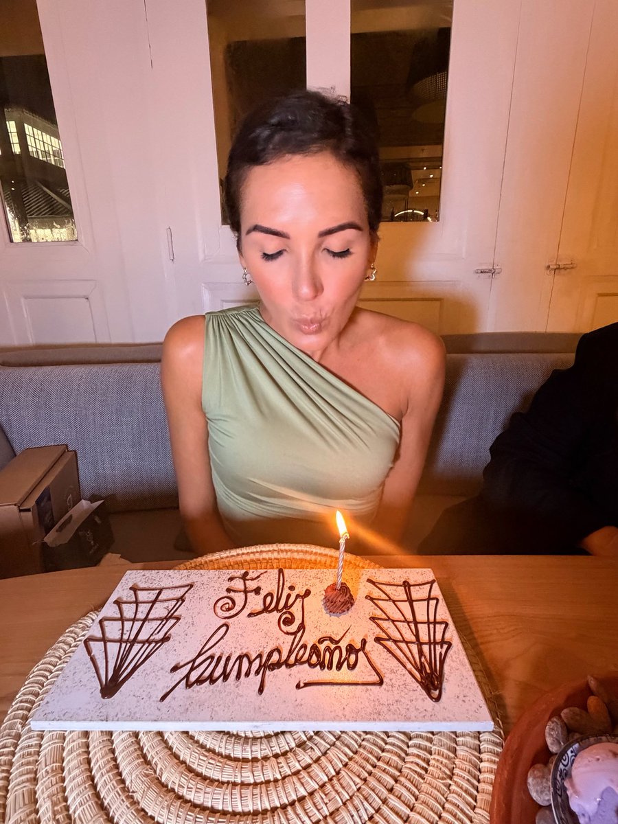 Ayer fue mi cumpleaños…
pero siento que no cumplo un año más, siento que volví a nacer.
Este es mi primer cumpleaños después del cáncer
y lo escribo con lágrimas en los ojos, mirando la vida con estos nuevos lentes que Dios me puso. 
Me aplaudo.
Me aplaudo por cruzar la Puta ola