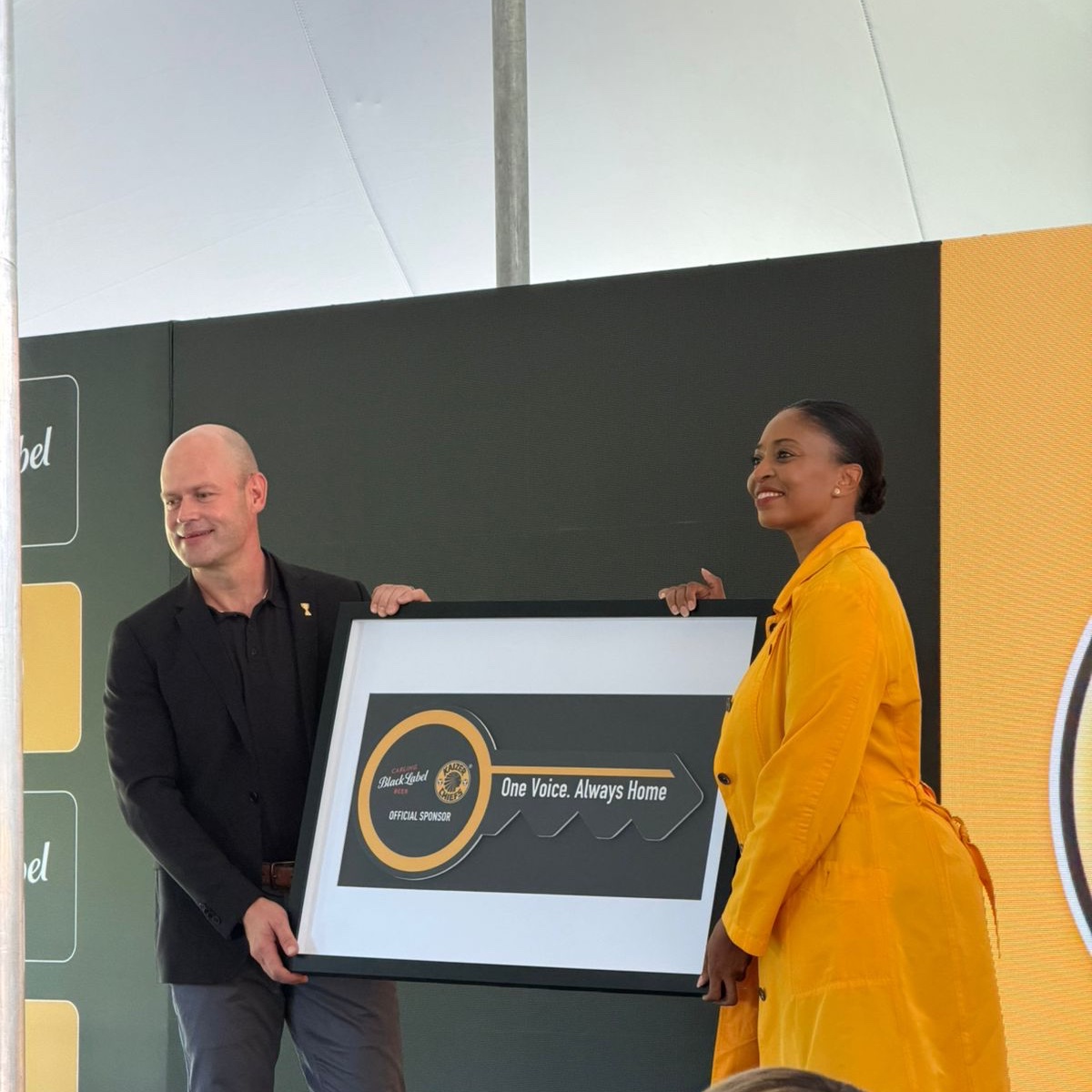 iDiskiTimes's tweet photo. 𝗡𝗘𝗪 𝗦𝗣𝗢𝗡𝗦𝗢𝗥𝗦𝗛𝗜𝗣 ✌️

@KaizerChiefs and @SABreweries have announced a new sponsorship agreement with @blacklabelsa on Tuesday.

▪️⁠  ⁠Every game will have a Carling fan match experience 
▪️⁠  ⁠⁠spot cash prizes
▪️⁠  ⁠⁠one fan can win a trip to the 2026 FIFA World Cup (all expenses paid)

Jessica Motaung: “It’s a renewal of our vows after first coming together in 2010. Success is very important, but more important partnership, with supporters, with sponsors that allows us to grow."

📸 @Lorenz_KO