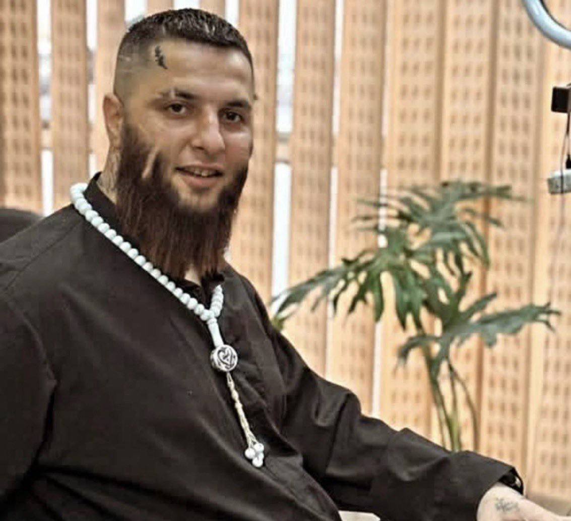 ❌️تصاویر مجید شیشه گران یکی از جنایتکاران سپاه پاسداران که به گزارش دوستانش در تجاوز و قتل دختران نوجوان بازداشتی در اعتراضات دیماه شرکت داشته است. 
*شناسنامه باطل اعلام بشه توسط #پارتیزان  های قهرمان