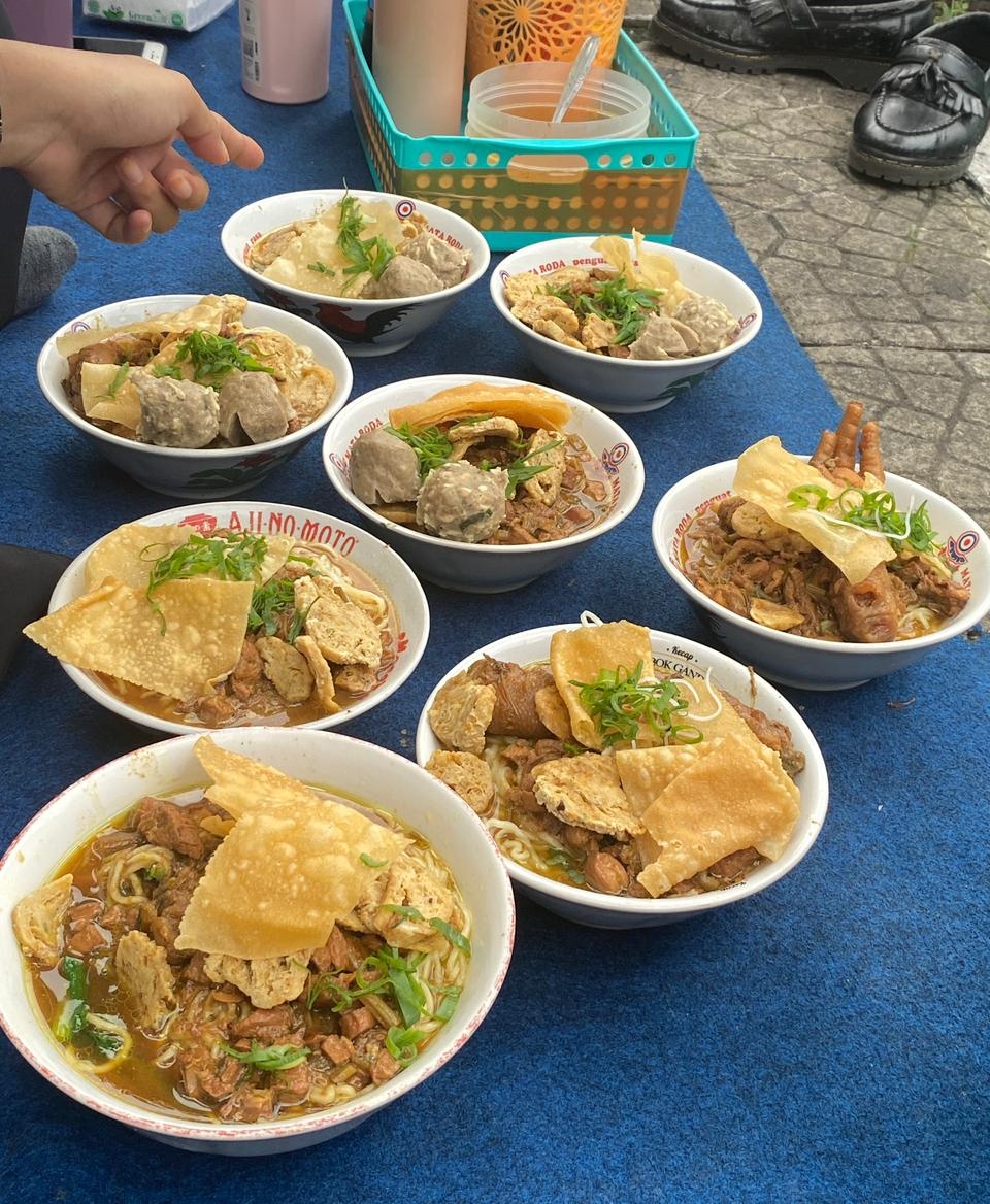 scntoflife's tweet image. pilih mie ayam apa bakso?🗿