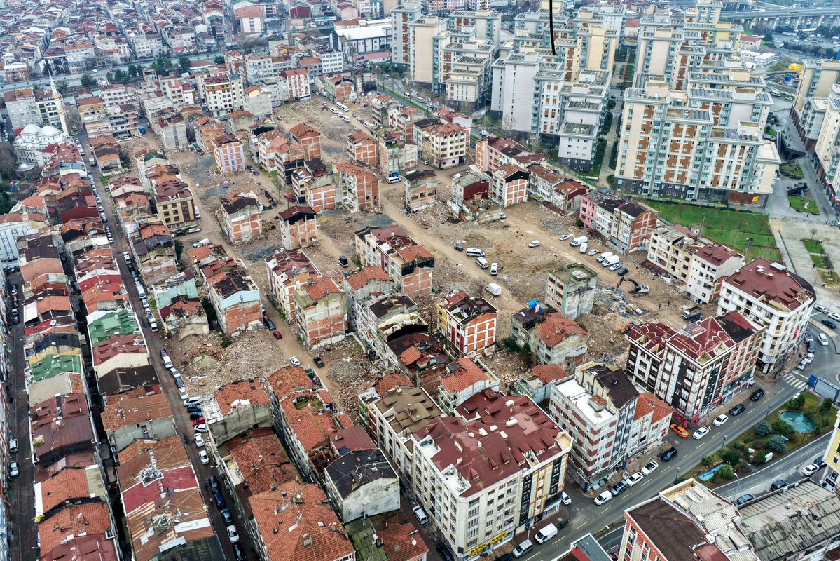 İsmetpaşa Mahallesi bugün bir ihmalin fotoğrafıdır. Deprem bölgesinde aylar içinde konut üreten bir devlet iradesi varken, İstanbul’un göbeğinde yıllardır süren bu bekleyiş kabul edilemez.
Burada kaybolan sadece zaman değil; güvenlik, huzur ve insan hayatıdır.

Deprem