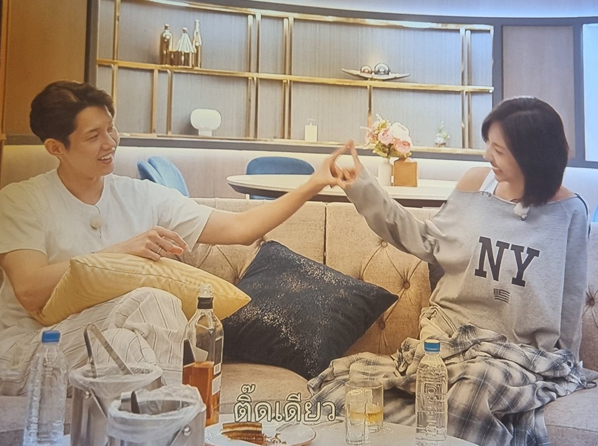 มุมคนดูจะรู้สึกว่าโกอึน-อีกอนมันดูใจเต้นกว่ายังไงๆต้องเลือกอีกอน แถมกรรมการก็เชียร์สุดๆ
แต่ถ้าลองมองในมุมโกอึนเค้าอาจจะอยากมีคสพ.ที่อบอุ่นสบายใจห่วงใยกันน่ารักๆมากกว่าก็ได้ ถ้าย้อนไปดูตอนที่ไปเกาะกับซองมินโกอึนก็ดูแฮปปี้มากอยู่นะ เซนส์บอกไว้ว่าคู่นี้end game
#singlesinferno5