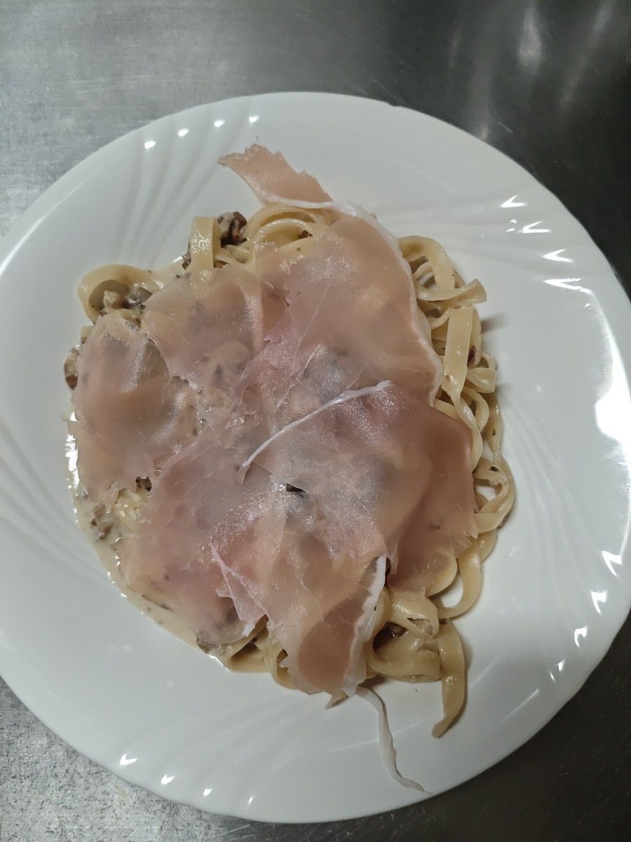 マッシュルームと生クリームと生ハムが封開いて余ってたのでデュクセル作ってクリームパスタΨ( 'ч' ♡)
いや、普段こんな高級品余ってないよ(￣▽￣;)