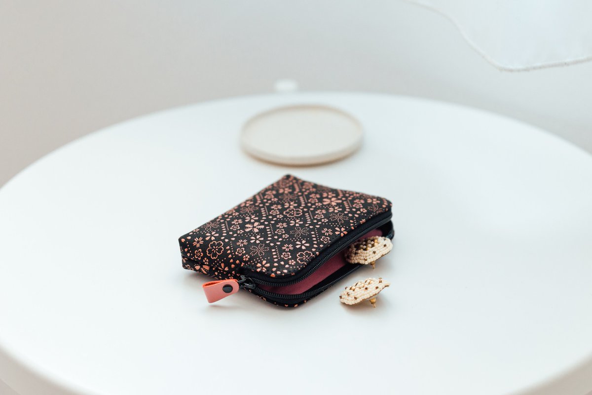 桜模様の印伝 ─ 桜格子 ─ 

めぐりゆく季節に幾多の花々と出会うなかでも、桜はちょっと特別な存在。きっと、こころは桜色に染まることを待ちのぞんでいるのでしょう。
「桜格子」は、満開の桜を想い浮かべてつくられた独自の模様。
明日2月11日（水）より発売です。
inden-ya.shop/apps/note/spec…