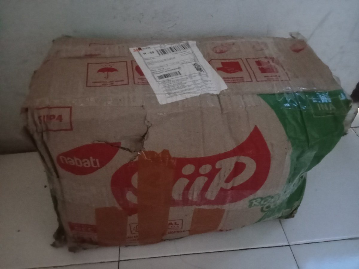 sunfpie97's tweet image. Yang dipesen vs yang datang 

Ya tuhan makanan aja dimaling @ShopeeID kek mana deh ini sosis dibuka,mienya diancurin,nuggetnya rusak,susu ilang sebiji ya ampun😫