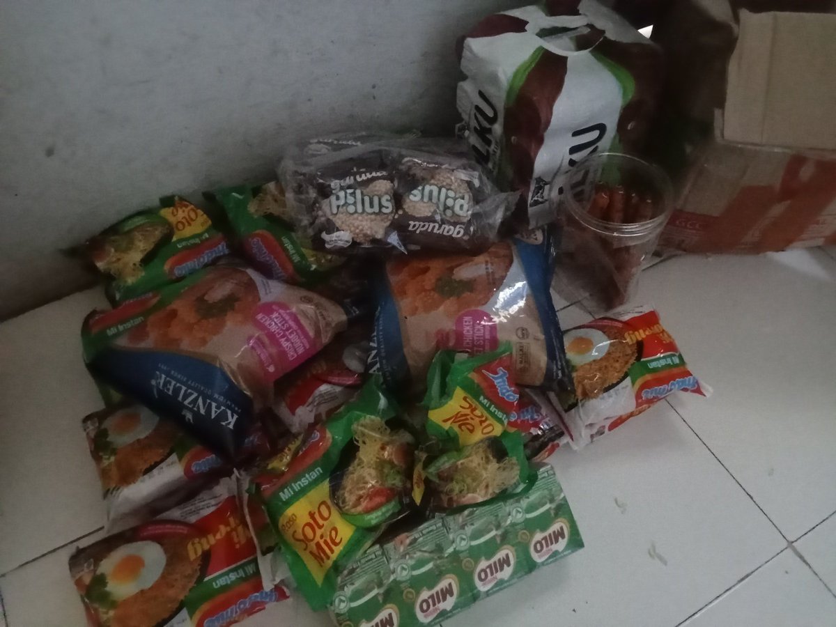 sunfpie97's tweet image. Yang dipesen vs yang datang 

Ya tuhan makanan aja dimaling @ShopeeID kek mana deh ini sosis dibuka,mienya diancurin,nuggetnya rusak,susu ilang sebiji ya ampun😫