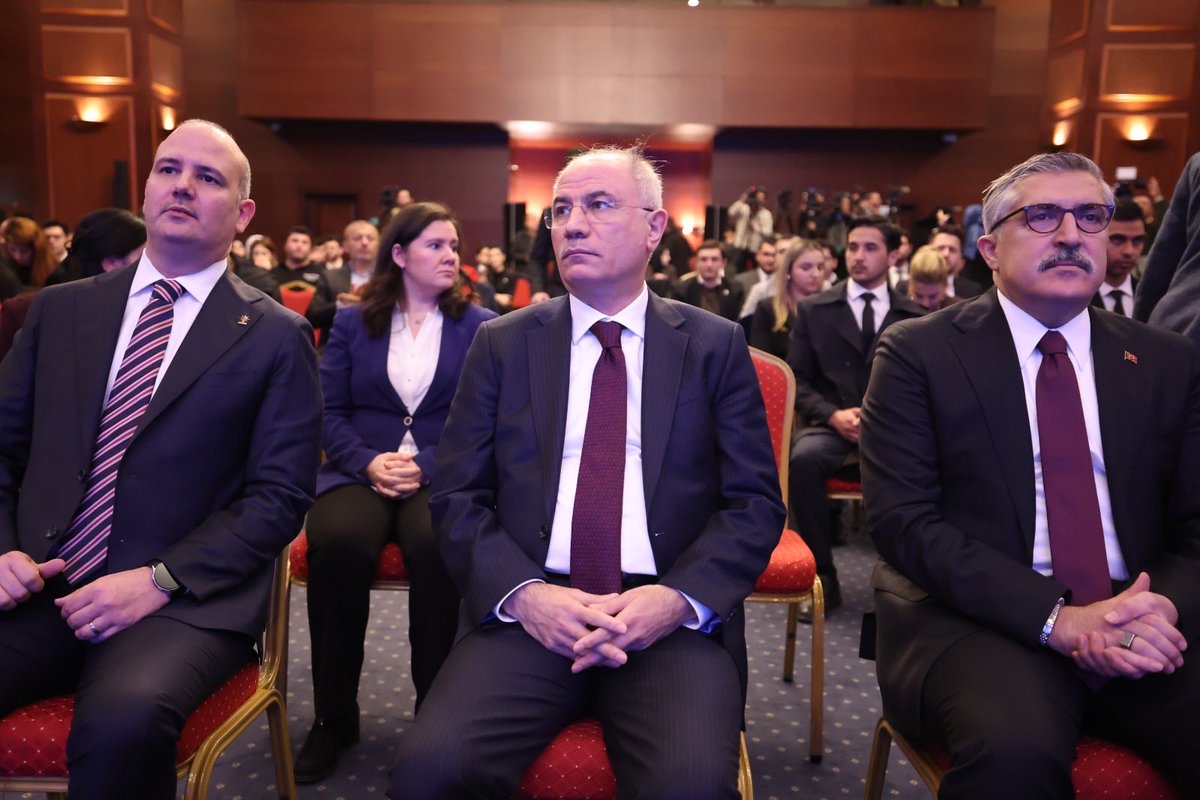 📍AK Parti Genel Merkezi

Veri, çağımızın en stratejik güç kaynağıdır. Toplumların verileri, onları yönetmek, yönlendirmek ve hatta dönüştürmek amacıyla toplanmakta ve kullanılmaktadır. Bu süreç, teknik bir veri toplama faaliyetini aşmıştır; milletlerin aklına, gönlüne,