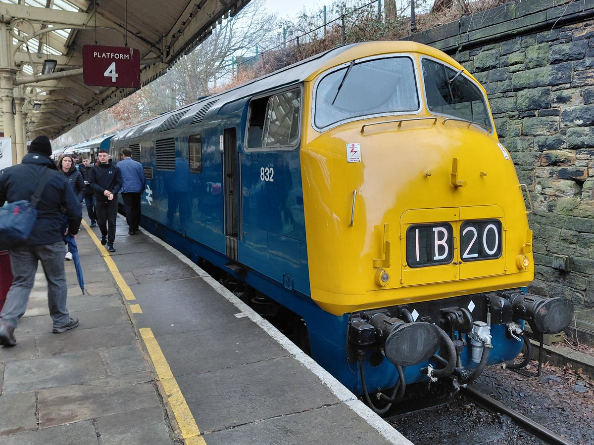 TrainiacV41582's tweet image. The Hydraulics class 42 Warship &amp;amp; Class 52 Western in action. D1015 &amp;amp; D832  #class52 #Class42 #Western #warship