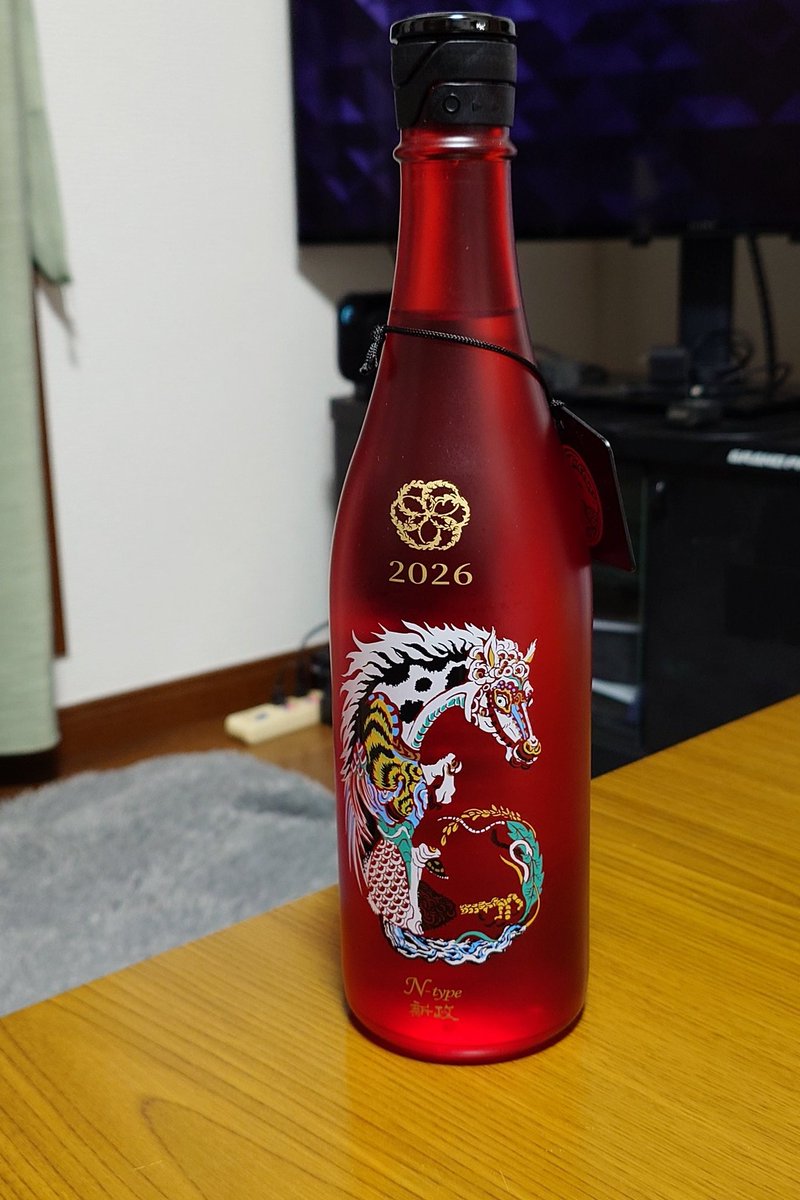 mr295sp's tweet photo. 夕方玄関先に巨大な段ボール🤔
PG νガンダム通販で買ったかな？
と思いご開帳。
中にはチャリの700Cのタイヤ1組💦
アマゾンさん
これは過剰梱包ですよ😰
もう少しコンパクトに梱包願います。

明日は休みなので、
これ開封しますよ🤣

みお姉さんありがとう🙋

#アマゾン　
#700C
#新政酒造 https://t.co/K6BvJiXNxn