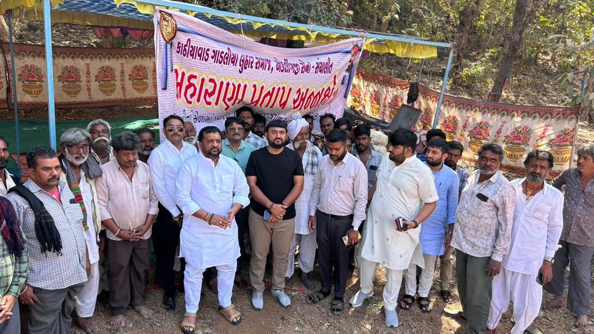 📍ભવનાથ(જૂનાગઢ )
આજરોજ મહાશિવરાત્રીના પાવન અવસરે આયોજિત ભવ્ય મેળા અંતર્ગત
કાઠિયાવાડ ગાડલીયા લુહાર સમાજ એકલિંગજી સેના સંચાલિત
શ્રી મહારાણા પ્રતાપ અન્નક્ષેત્ર નો શુભ અને પાવન શુભારંભ કરવામાં આવ્યો.
શિવભક્તો તથા મેળામાં પધારેલા તમામ ભાઈ-બહેનોને પ્રસાદરૂપે ભોજન સેવા અર્પણ કરતું આ