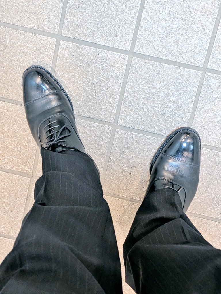 本日の足元

Joseph Cheaney &amp; Sons
"Jeffrey"

背広着る時くらいしか出番が無い内羽根のキャップトゥ。
ワックス落としてまた磨かなきゃなぁ〜
めんどくせ〜〜〜