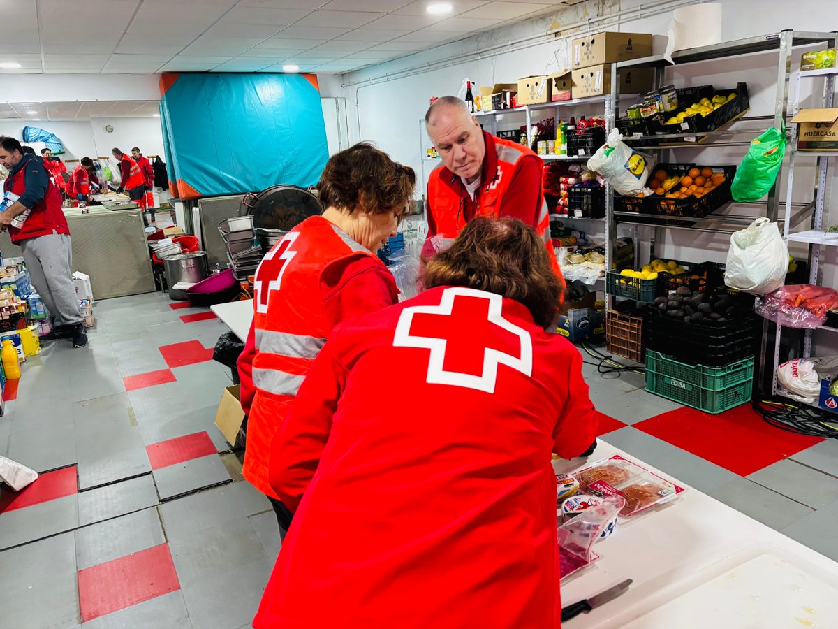 CREMalaga's tweet photo. Nuestro equipo de #emergencias continúa dando apoyo al dispositivo del pabellón de El Fuerte de #Ronda. Seguimos atendiendo a unas 500 personas para desayuno, almuerzo y cena 💖 Son familias de #Grazalema y Estación de #Benaoján desalojadas por el temporal de los últimos días https://t.co/w51R9lFztG