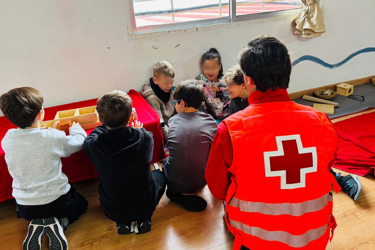 CREMalaga's tweet photo. Nuestro equipo de #emergencias continúa dando apoyo al dispositivo del pabellón de El Fuerte de #Ronda. Seguimos atendiendo a unas 500 personas para desayuno, almuerzo y cena 💖 Son familias de #Grazalema y Estación de #Benaoján desalojadas por el temporal de los últimos días https://t.co/w51R9lFztG
