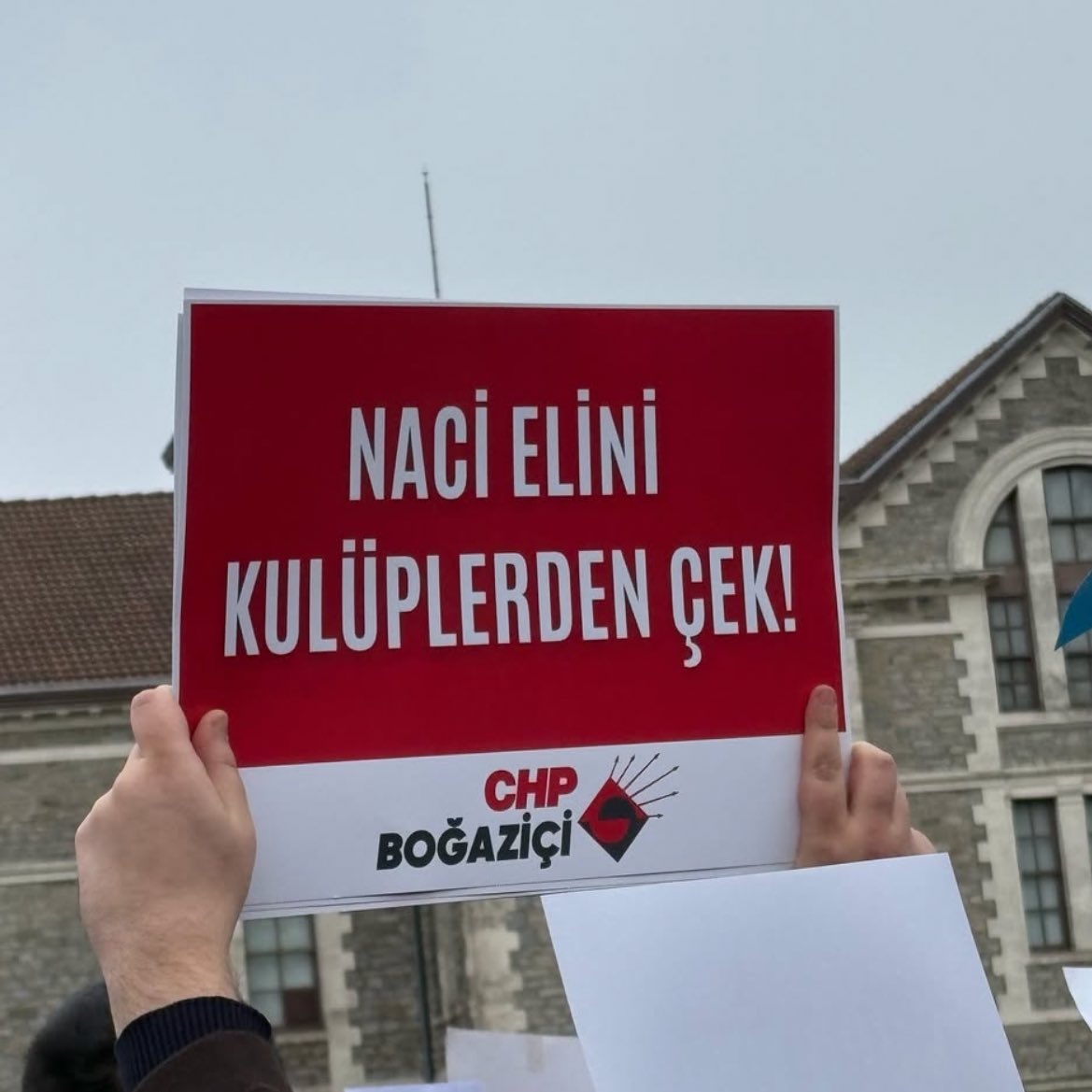 solcugazete60's tweet photo. Dün kayyum rektörlüğe karşı direnen Boğaziçi Üniversitesi öğrencilerinin hazırladığı pankartlar:

"Telefonu aç Naci!"

(Fayn) https://t.co/OVDNrYTbHp