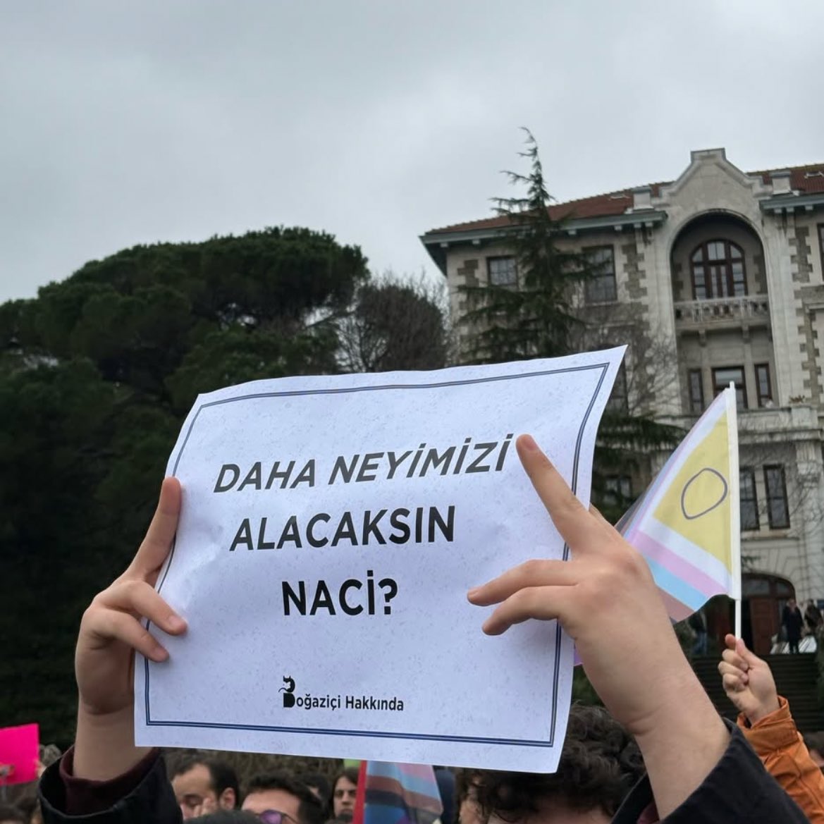 solcugazete60's tweet photo. Dün kayyum rektörlüğe karşı direnen Boğaziçi Üniversitesi öğrencilerinin hazırladığı pankartlar:

"Telefonu aç Naci!"

(Fayn) https://t.co/OVDNrYTbHp