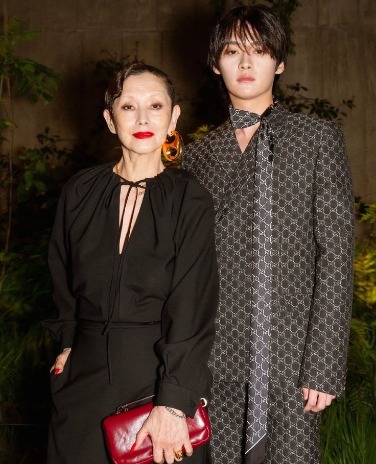 amerileee's tweet image. day 41 of asking for actor lee know debut.
with mfw round the corner, let’s not forget how this picture with mari natsuki at the gucci cruise ‘25 show goes viral every quarter, aka "the witch and her cat (in human form)"