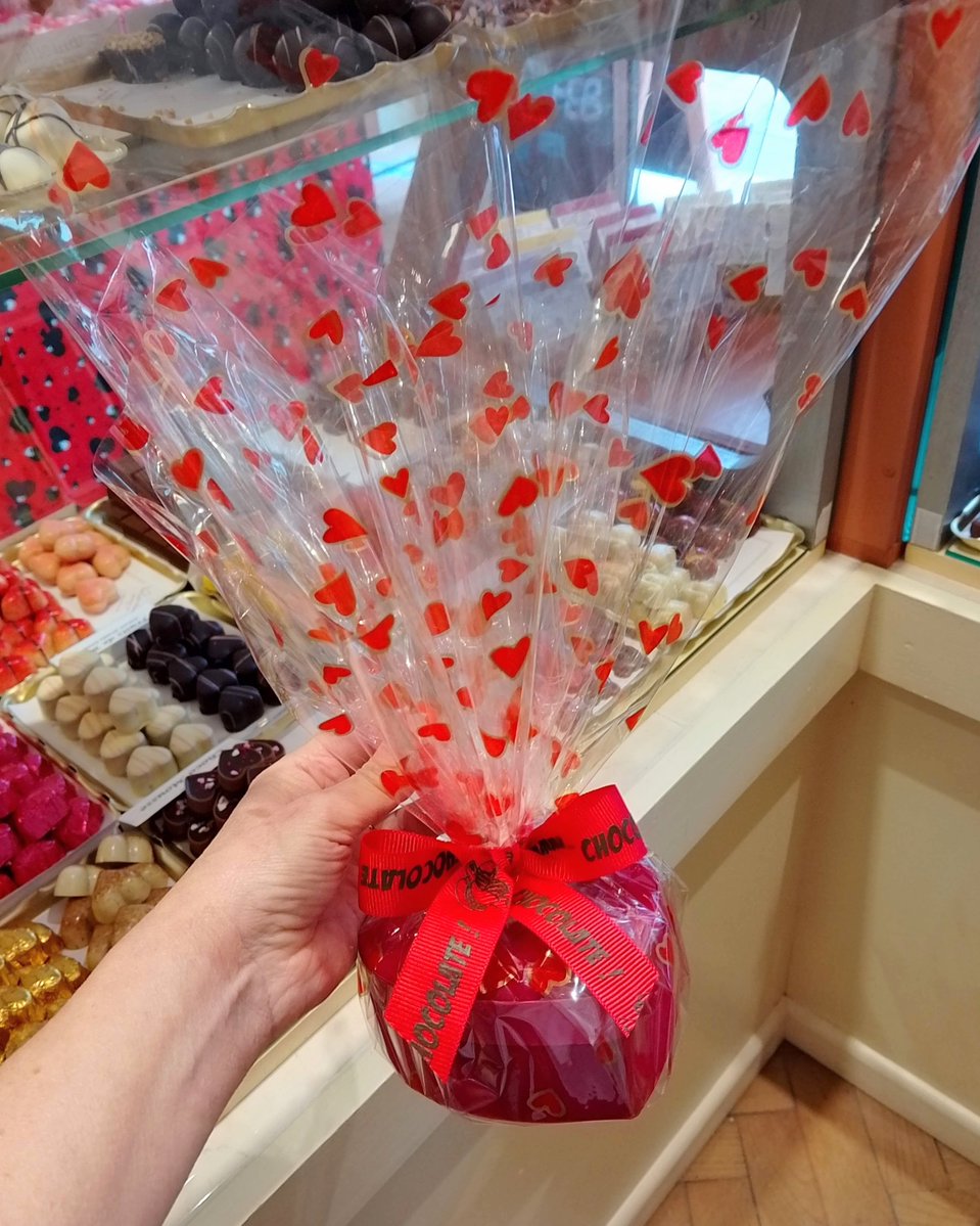 More gorgeous selections of Belgian chocolates are packed and ready to go. There's 10 chocolates in the velvet hearts and they're £13.75
#velvet #heart #sweetmomentsuk #seaford #eastsussex #belgian #chocolates #praline #caramel #raspberry #honey #ganache #lemon #vanilla #almond