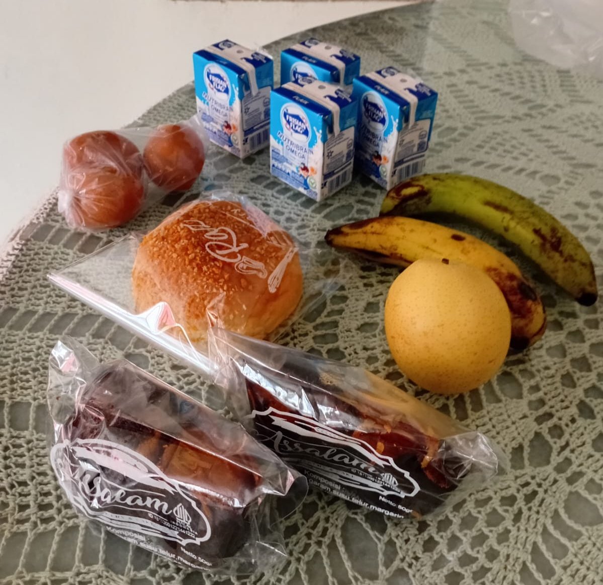 Hari ini anak kami resmi dapat MBG lewat jalur Posyandu Kelurahan di dekat rumah. Meskipun sekolah dia sudah menolak terima.

Bisa tolong dinilai kandungan gizi untuk anak di bawah 5 tahun? <a href="/AhliGiziID/">Ahli Gizi ID</a> <a href="/dosenkesmas/">MinDos</a> <a href="/afrkml/">Яizal do</a>

Ini kemungkinan bisa saya yg menghabiskan bekalnya. 😆